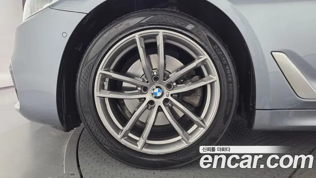 BMW 5-Series 2017 thumb 5