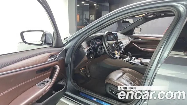 BMW 5-Series 2017 thumb 10