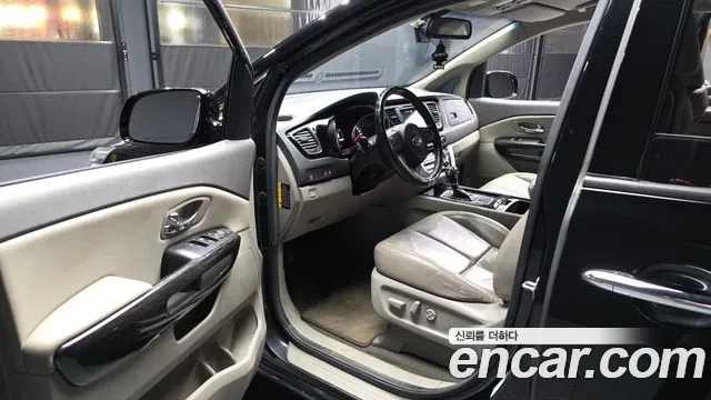 Kia Carnival 2016 thumb 10