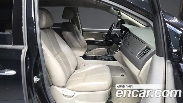 Kia Carnival 2016 thumb 11