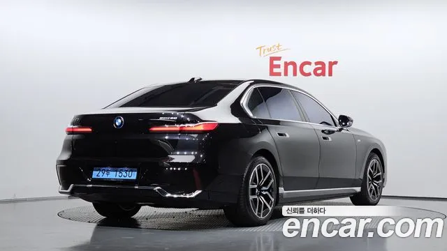 BMW i7 2023 thumb 2