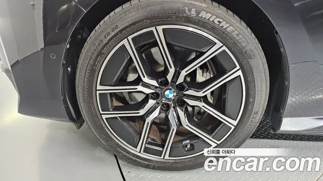 BMW i7 2023 thumb 5
