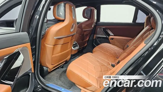 BMW i7 2023 thumb 12