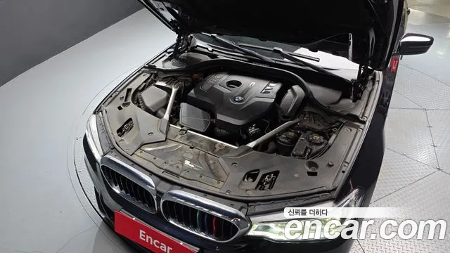 BMW 5-Series 2018 thumb 6