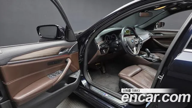 BMW 5-Series 2018 thumb 10