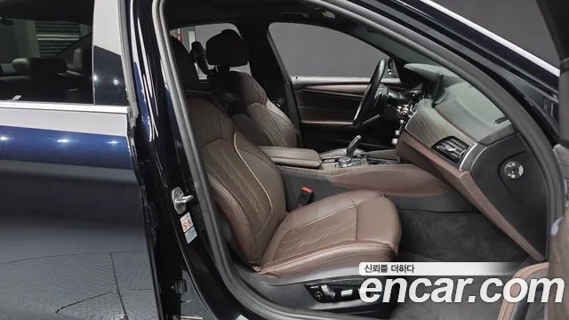 BMW 5-Series 2018 thumb 11