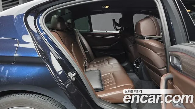 BMW 5-Series 2018 thumb 12