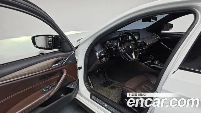 BMW 5-Series 2017 thumb 9