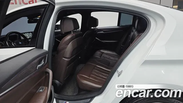 BMW 5-Series 2017 thumb 10