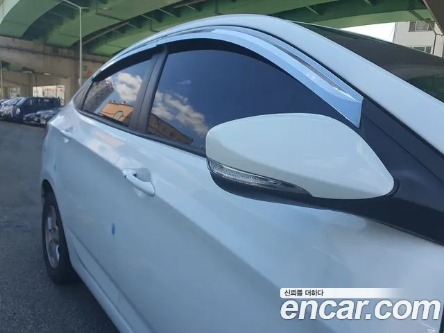 Hyundai Accent 2011 thumb 4