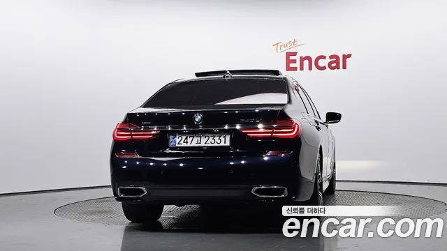 BMW 7-Series 2019 thumb 4