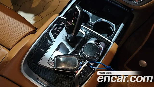 BMW 7-Series 2019 thumb 9