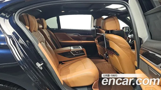 BMW 7-Series 2019 thumb 11