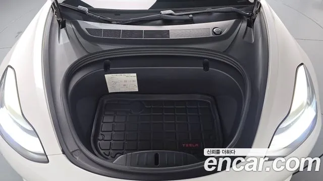 Tesla Model 3 2020 thumb 5
