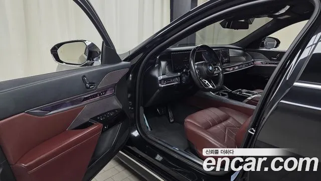 BMW 7-Series 2024 thumb 9