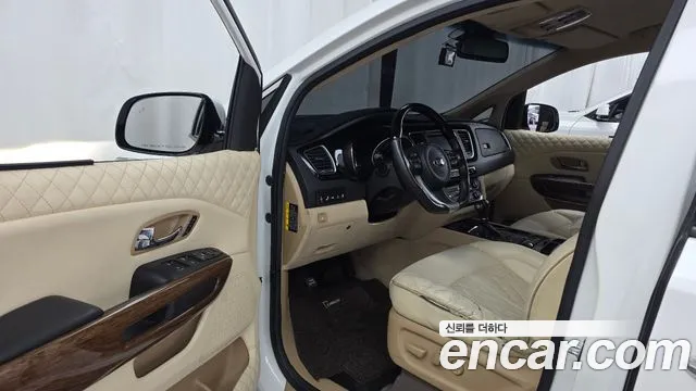 Kia Carnival 2015 thumb 9