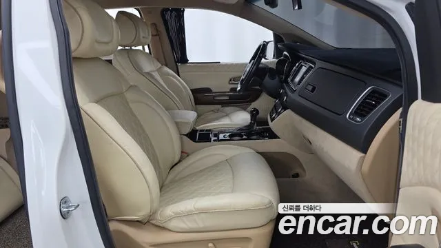 Kia Carnival 2015 thumb 10