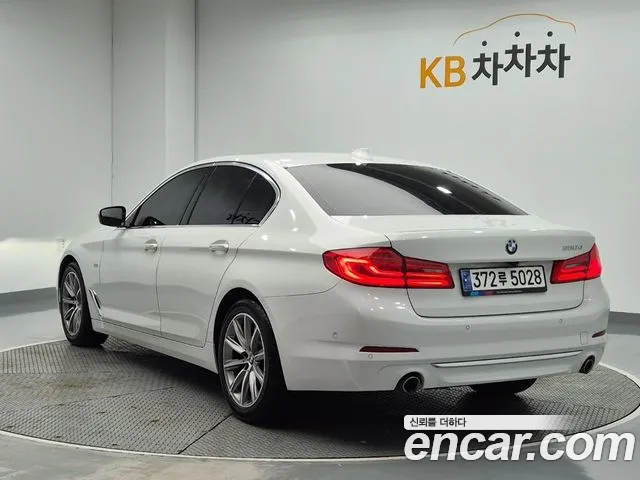 BMW 5-Series 2017 thumb 2