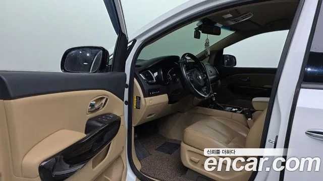 Kia Carnival 2016 thumb 10