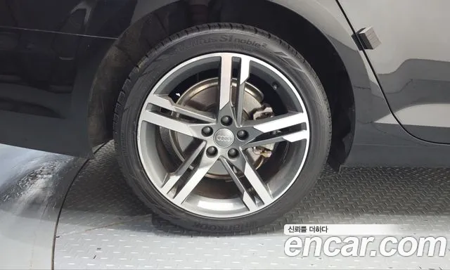 Audi A4 2019 thumb 5