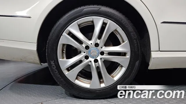 Mercedes-Benz E-Класс 2012 thumb 5