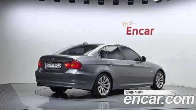 BMW 3-Series 2011 thumb 2