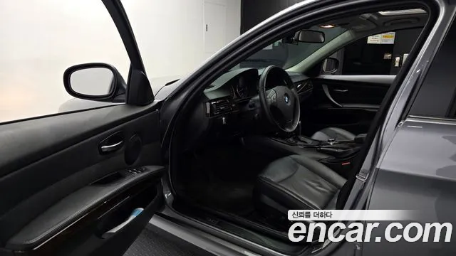 BMW 3-Series 2011 thumb 10
