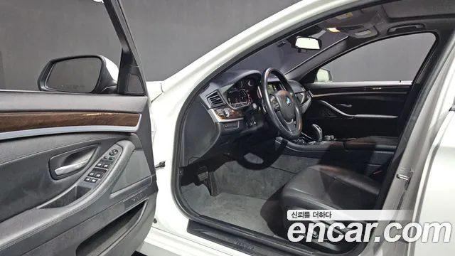 BMW 5-Series 2015 thumb 10