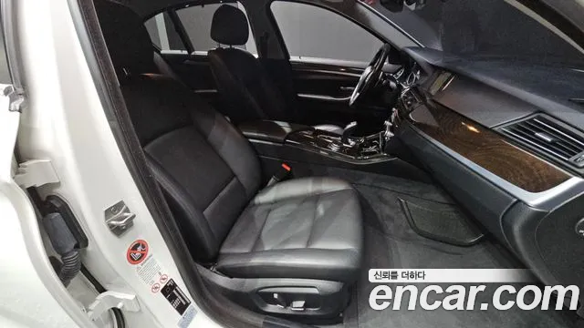 BMW 5-Series 2015 thumb 11