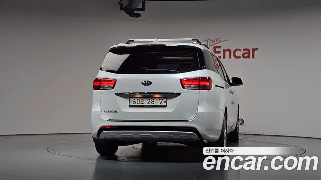 Kia Carnival 2018 thumb 4