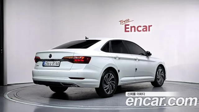 Volkswagen Jetta 2021 thumb 2