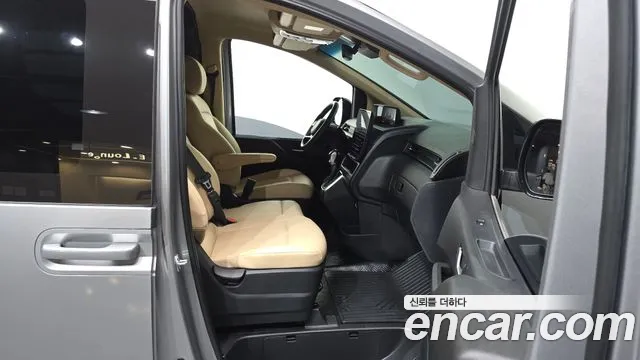 Hyundai Staria 2024 thumb 11
