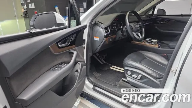 Audi Q7 2016 thumb 10