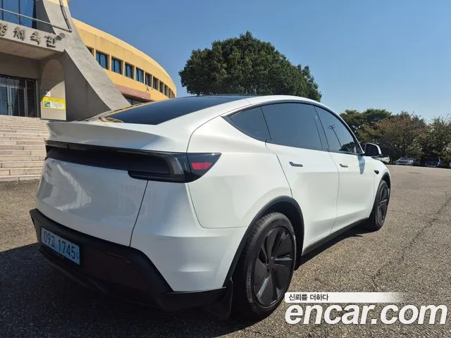 Tesla Model Y 2026 thumb 2