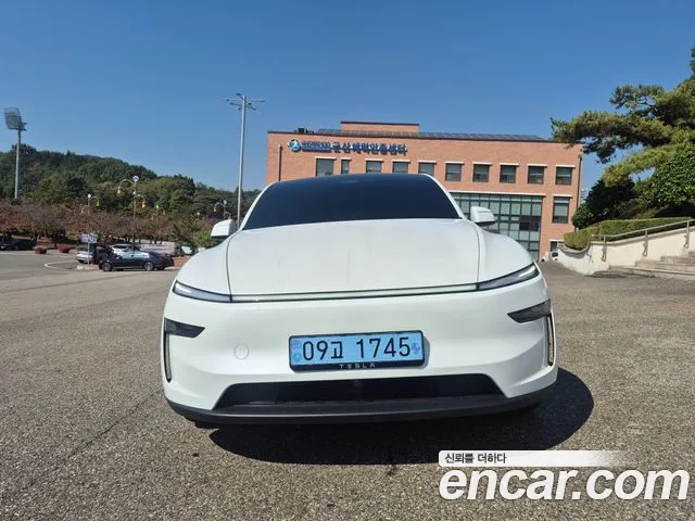 Tesla Model Y 2026 thumb 3