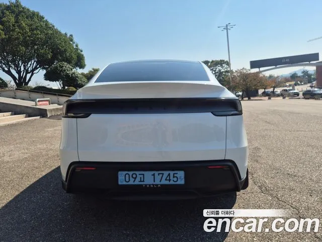Tesla Model Y 2026 thumb 4