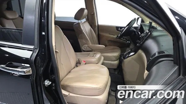 Kia Carnival 2012 thumb 11