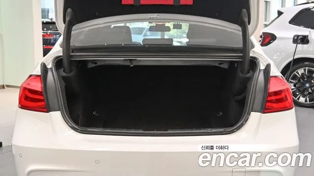 BMW 3-Series 2016 thumb 7