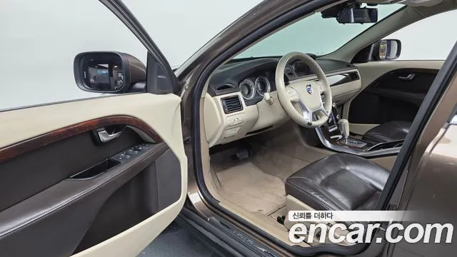 Volvo XC70 2012 thumb 10