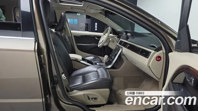 Volvo XC70 2012 thumb 11
