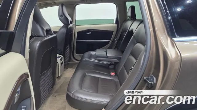 Volvo XC70 2012 thumb 12