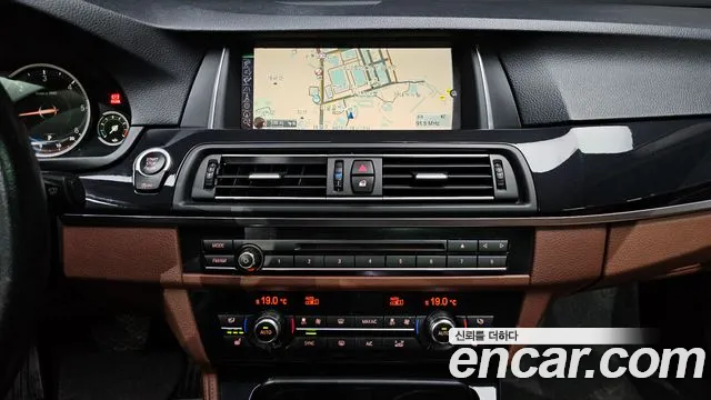 BMW 5-Series 2016 thumb 12