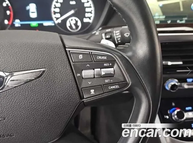 Genesis G90 2017 thumb 9