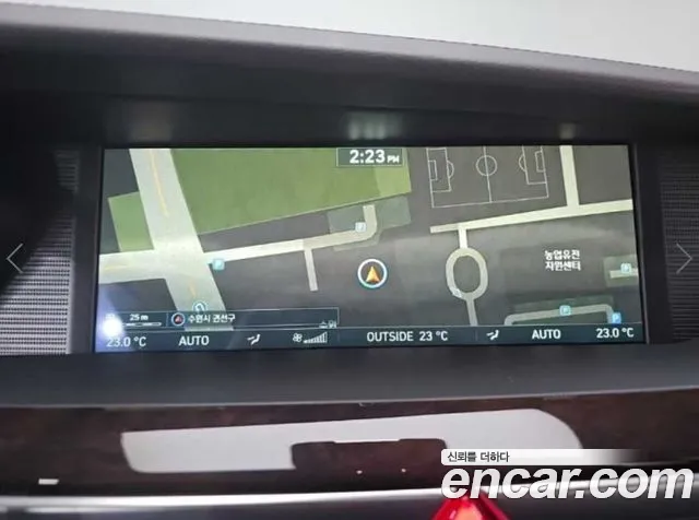 Genesis G90 2017 thumb 10