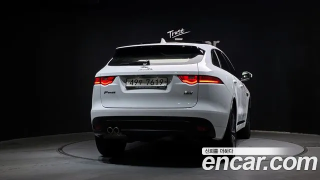 Jaguar F-Pace 2017 thumb 4