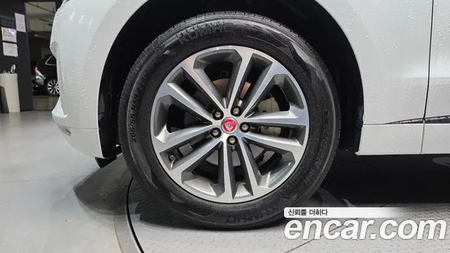 Jaguar F-Pace 2017 thumb 5
