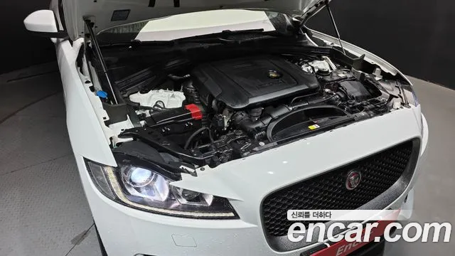 Jaguar F-Pace 2017 thumb 6