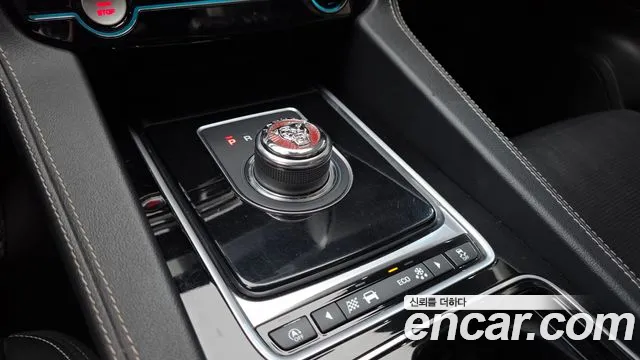 Jaguar F-Pace 2017 thumb 9