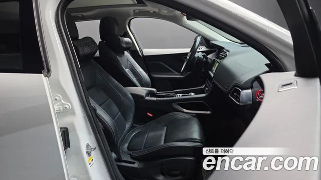 Jaguar F-Pace 2017 thumb 11