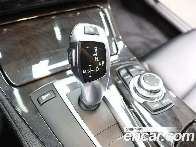 BMW 5-Series 2011 thumb 8
